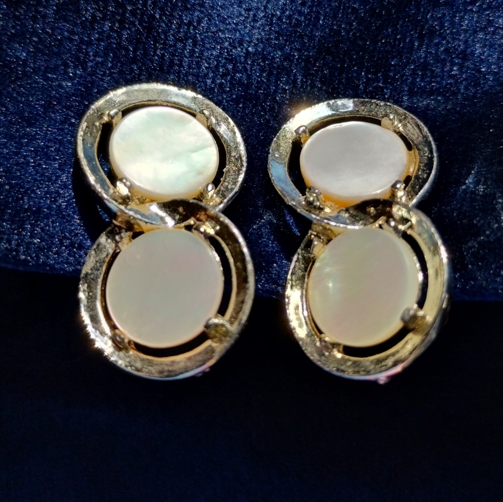 Vintage Mother of Pearl-like Screw Back Round Earrings Fashion Costume Jewelry